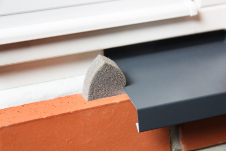 Уплотнительная лента саморасширяющаяся с клеевым слоем